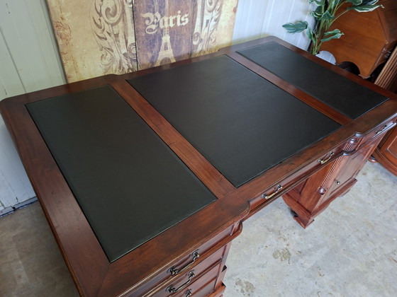 Image 1 of Classic English desk, writing table, desk with leather inlay, dimensions: 178x104cm and 78cm high.