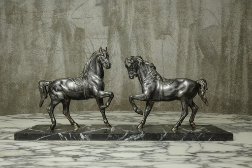 c. 1940 - Paire de chevaux en laiton argenté sur marbre noir - France