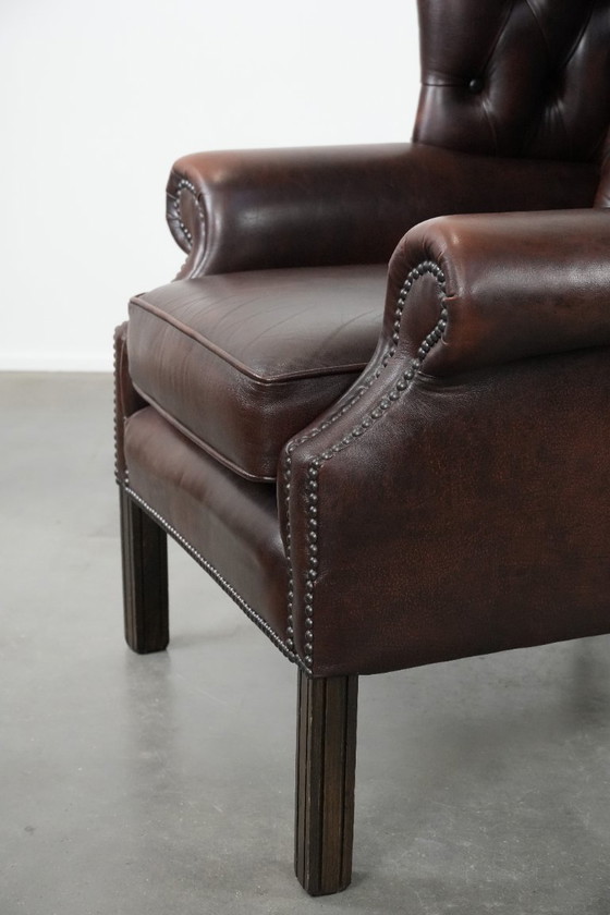 Image 1 of Tijdloze bruine rundleren chesterfield oorfauteuil in Engelse stijl