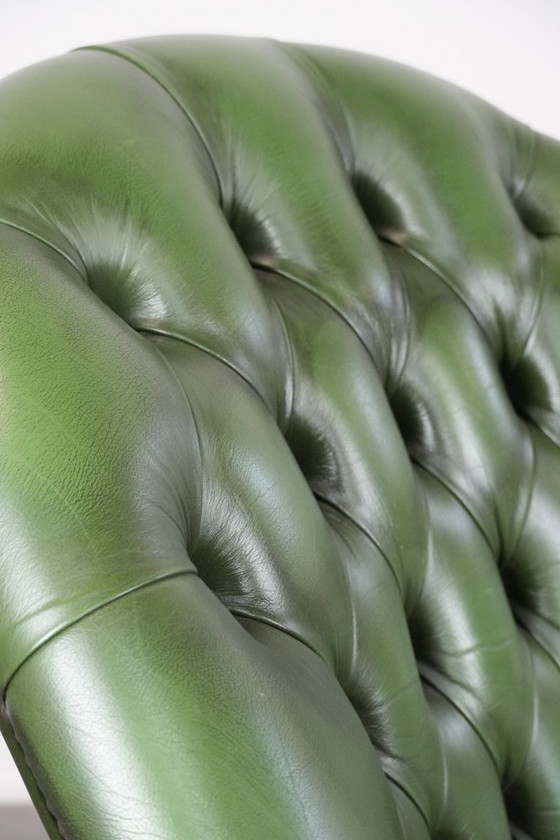 Image 1 of Grand fauteuil de bureau Chesterfield en cuir de vachette vert de style anglais, sur roulettes et à dossier haut.