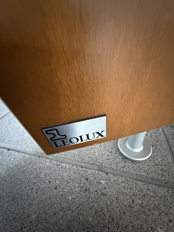 Image 1 of Leolux Joey a mis une table de salon, une chaise et un poef. 