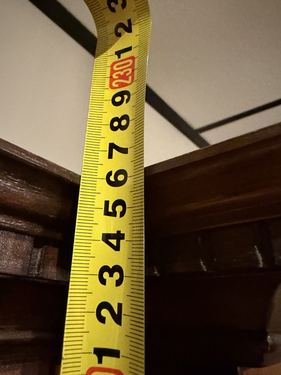 Image 1 of Oude Engelse boekenkast met Breekfrond en verstelbare schappen met notarisambt inlegwerk boven in de kop