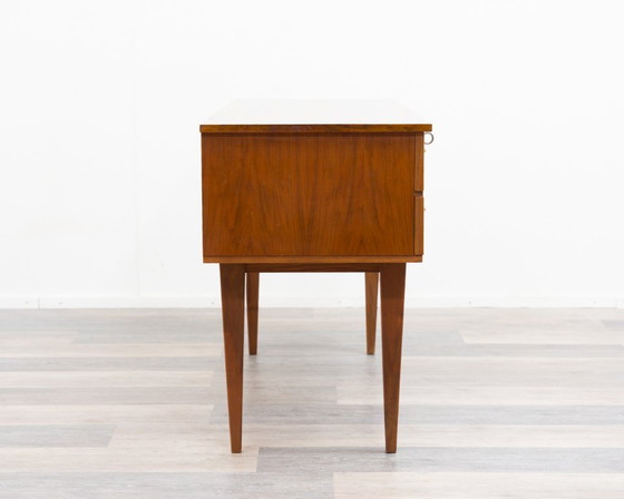 Image 1 of Dressoir/ladekast uit de jaren 50, gemaakt van walnoothout. In uitstekende originele staat.