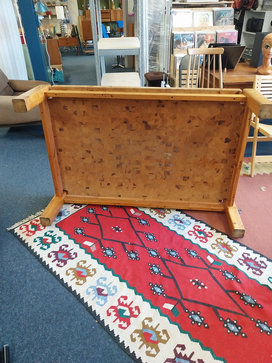 Image 1 of 1 dänischer Couchtisch aus den 1970er Jahren im Stil eines Metzgerblocks. Brutalistisch. Kiefernholz, 145 x 90 x 40 cm.