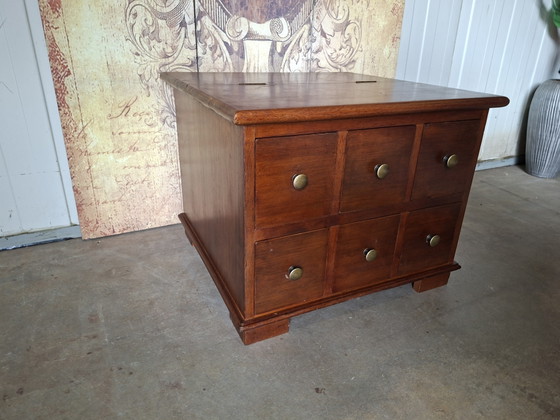 Commode classique, table d'appoint, table basse, légères traces d'utilisation. Dimensions : 62 x 62 cm et (photo 3 of 7)