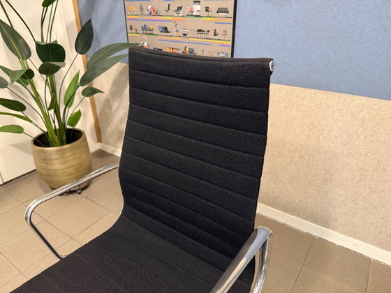 Vitra | Eames | EA119 | Schwarzer Hopsak | 1 Stück – Bürostühle, Aluminium (photo 11 of 14)