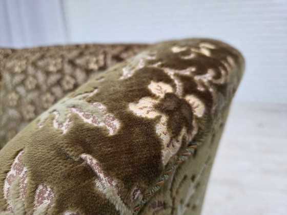 Image 1 of Sofá danés de 2 plazas, curvado, años 60, terciopelo verde, madera de haya.