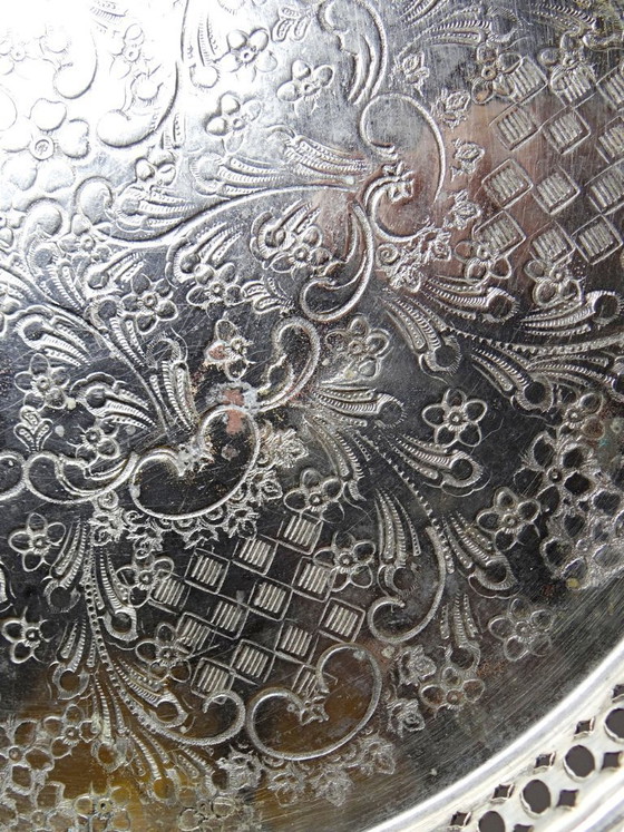 Image 1 of Klein Marokkaans theeblad op driepoot van verzilverd metaal, met vintage gebeitelde decoratie.