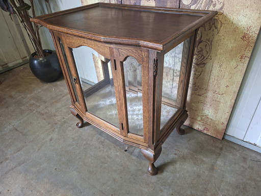 Antieke klassieke vitrinekast, servieskast, whiskeybar, wijnkast met afneembaar dienblad afm: 79x53cm en 80cm hoog.