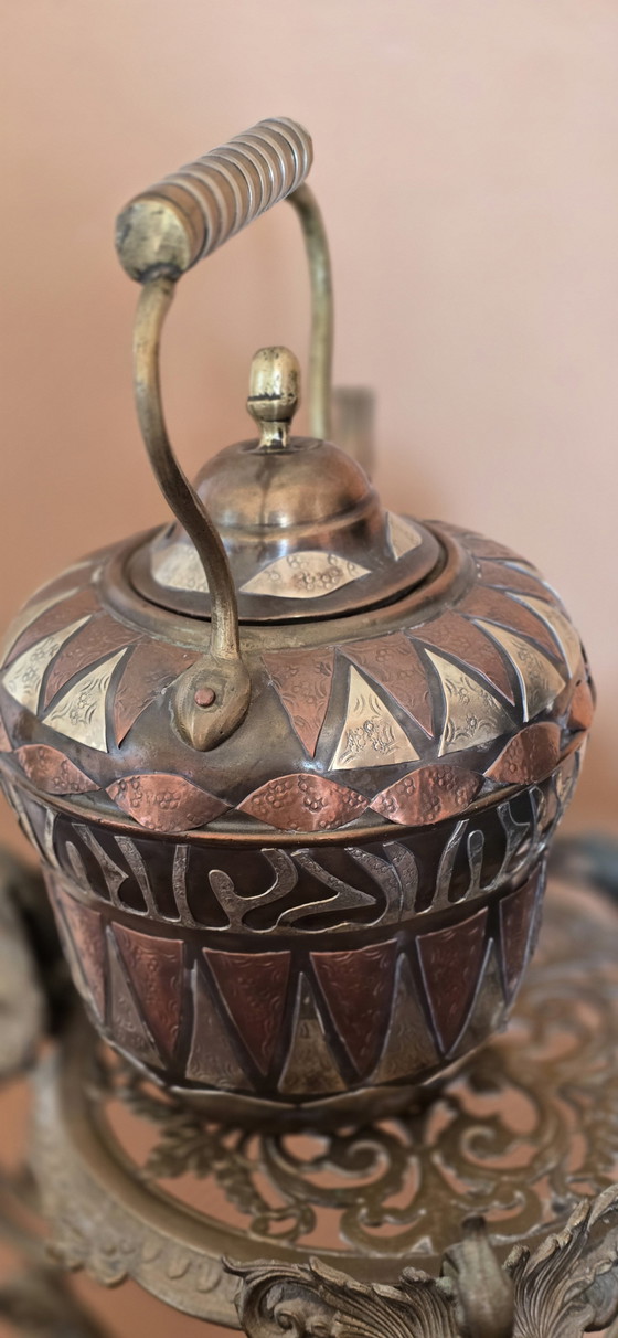 Image 1 of Esclusiva teiera antica marocchina in rame con supporto originale: un capolavoro senza tempo, ricco di carattere.