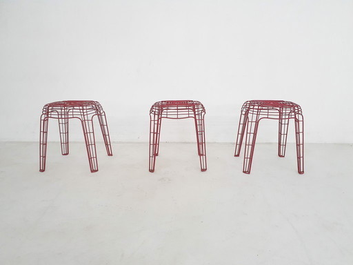 Set di tre sgabelli in filo metallico rosso