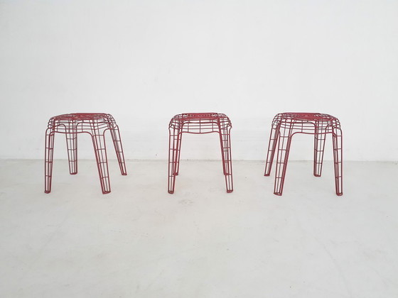 Image 1 of Set di tre sgabelli in filo metallico rosso