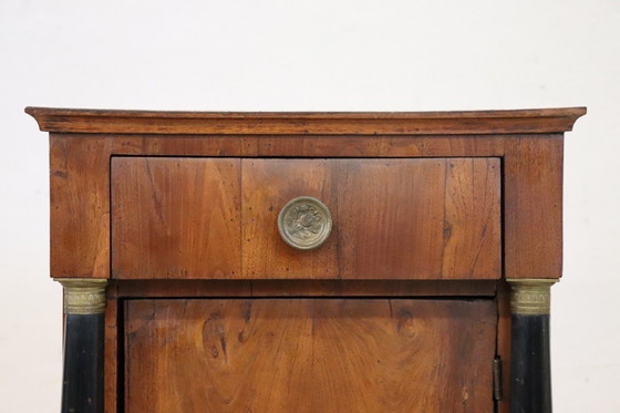 Image 1 of Antico comodino in noce, Italia, inizio XIX secolo