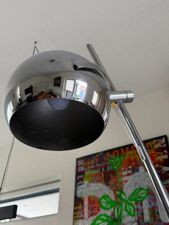 Hala Zeist - 696 - Design Space Age - Vintage - Lampada da terra con paralume cromato, base in alluminio (photo 4 of 11)