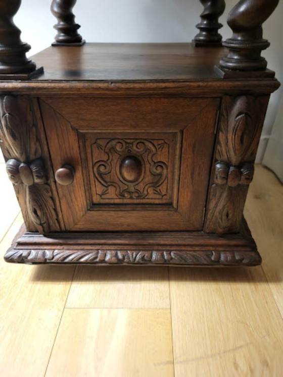 Image 1 of Mesita de noche antigua – Estilo neorrenacentista Luis XIII – Roble y mármol – Siglo XIX