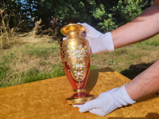 Boheemse Kristallen Smaragd Rood/Roze Vaas met 24K Gouden Bloemenontwerp