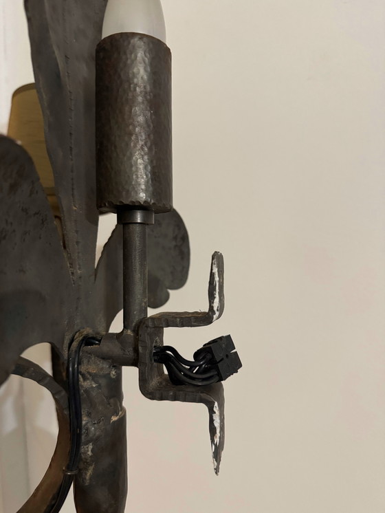 Image 1 of Gran aplique de pared de hierro forjado con flor de lis de la década de 1960