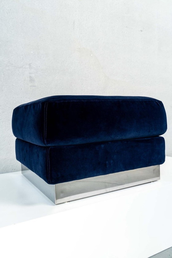 Image 1 of Pouf vintage completamente imbottito in velluto blu intenso