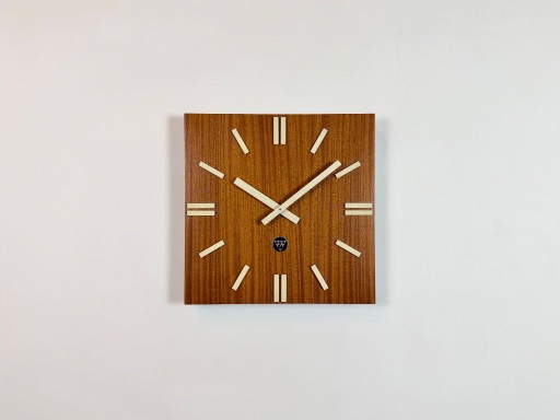 Vintage braune Holzwanduhr von Pragotron, 1980er Jahre