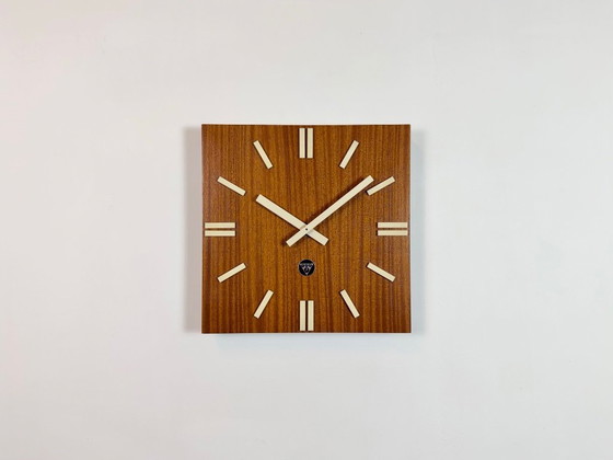 Image 1 of Orologio da parete vintage in legno marrone di Pragotron, anni '80