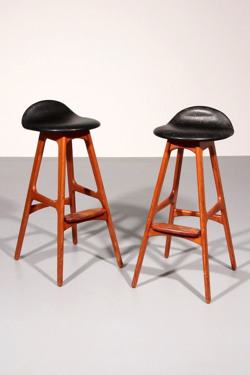 Tabouret de bar design en bois et cuir noir par Erik Buch 1960