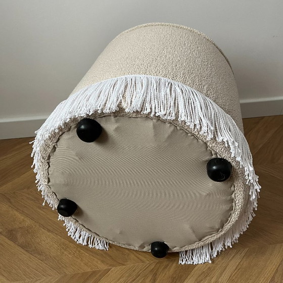Image 1 of Pouf rond ottoman à franges, recouvert de tissu bouclé crème, pour intérieur moderne