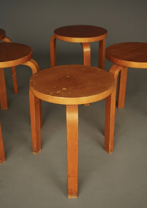 Image 1 of Set van 6 krukken model 60 van Alvar Aalto voor Artek Finland, jaren 1940.