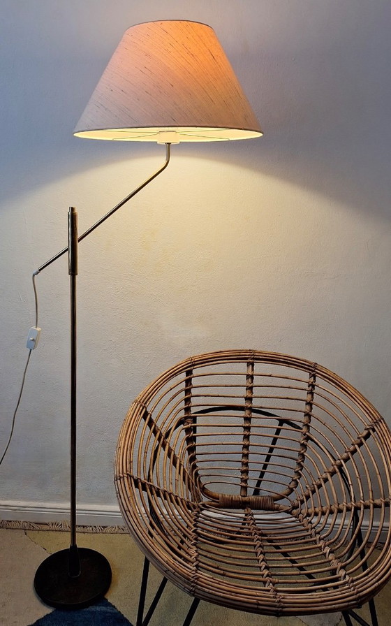 Messing vloerlamp uit het midden van de 20e eeuw, 360 graden draaibaar en in hoogte verstelbaar. (photo 6 of 20)
