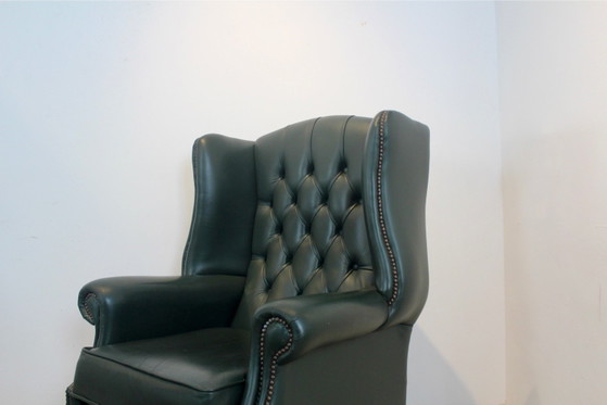 Sillón Chesterfield Wingback con reposapiés de cuero verde, Sillones, Madera (foto 6 de 8)