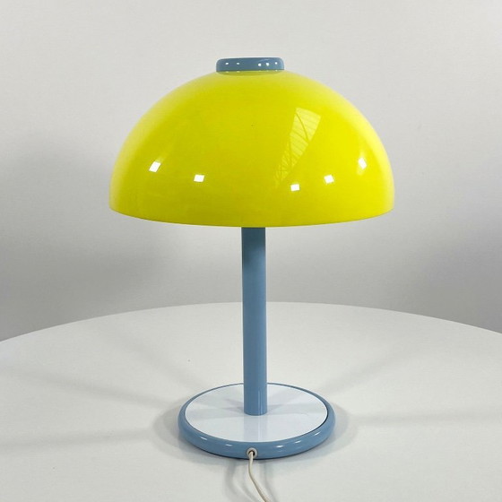 Image 1 of Blauwe en gele postmoderne tafellamp van metaal en kunststof, jaren 80