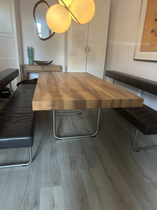 Gipsberger massief notenhouten tafel met 2 leren zitbanken