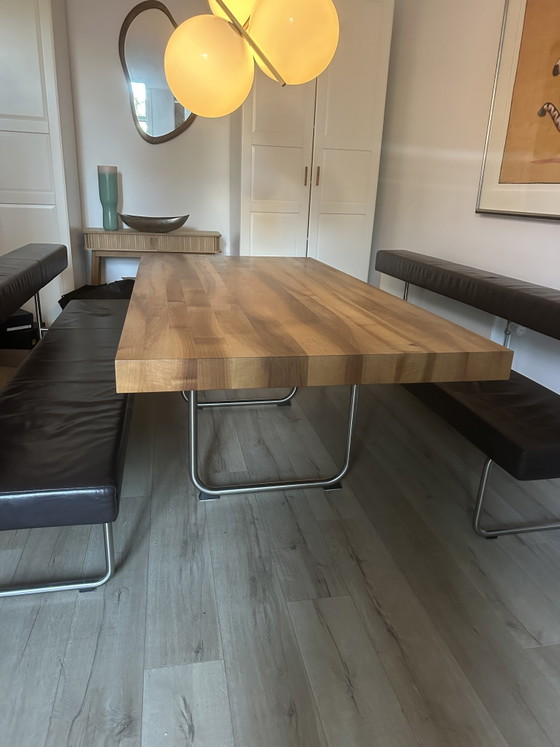 Image 1 of Gipsberger massief notenhouten tafel met 2 leren zitbanken