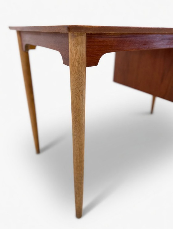 Image 1 of Dänischer kleiner Schreibtisch aus Teak und Buche, 1950er Jahre.
