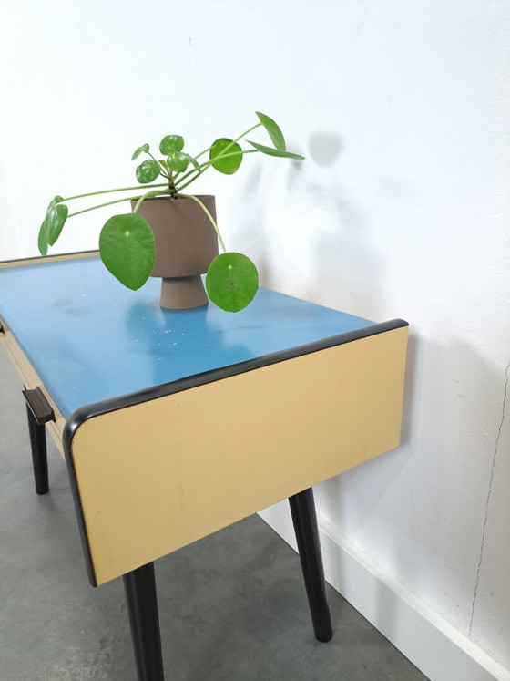 Image 1 of Jaren 50 ladekastje met blauw blad en zwarte poten vintage