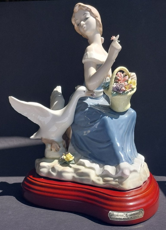 Image 1 of Large porcelain figurine: Lady with a goose and basket of flowers