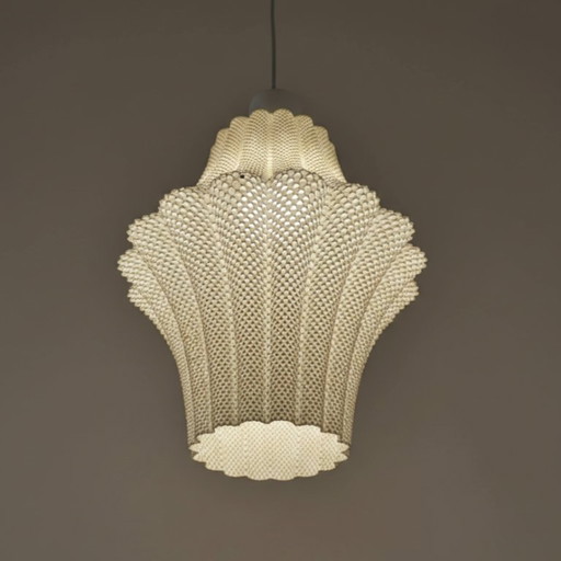 Lampada a sospensione bianca scultorea: design senza tempo