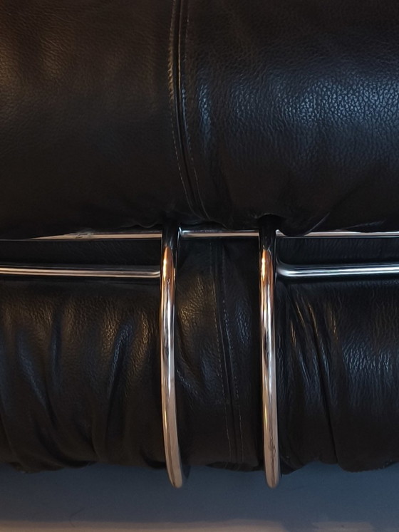 Pouf ottoman Cassina Soriana en cuir noir, années 70 – Sofas, Leather (photo 2 of 11)