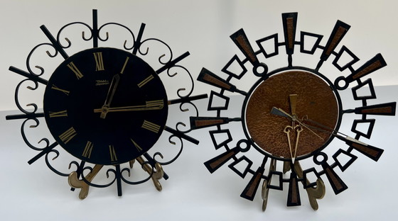 Image 1 of Due orologi da parete vintage – in ferro battuto / design di metà secolo – Diehl e orologio in rame fatto a mano