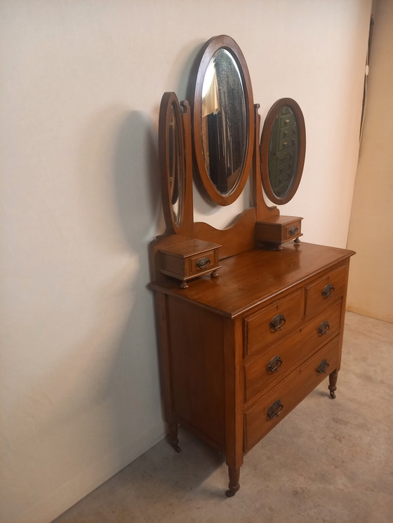 Image 1 of Coiffeuse avec miroirs taillés.