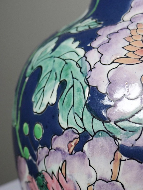 Image 1 of Grote, balustervormige vaas van Chinees porselein met vintage bloemversiering uit de jaren 70-80.