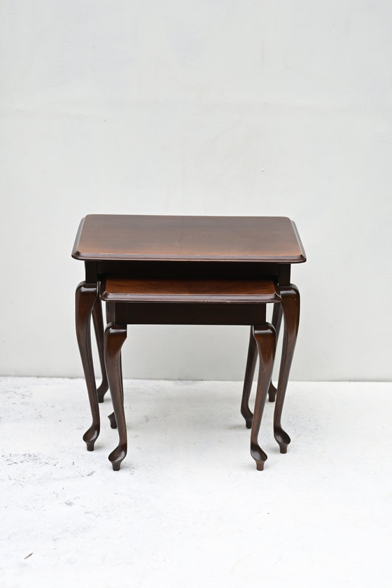 Image 1 of Antieke set van 2 bijzettafels, donkerhouten bijzettafels, klassieke Franse stijl, handgesneden Queen Anne-poten.