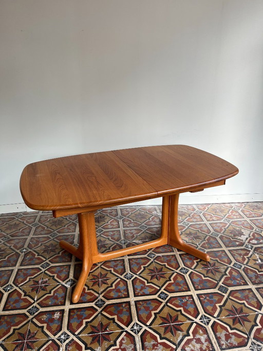Danish dining table – Dyrlund