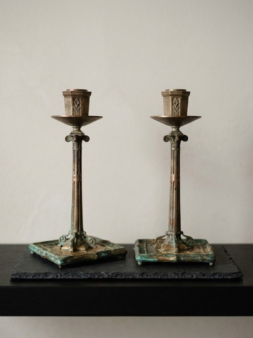 Coppia di candelieri a colonna antichi in bronzo (21 cm) – Neogotico con bella patina verde 1880-1900