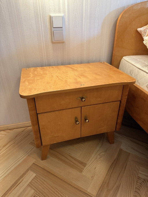 2 vintage nachtkastjes uit het midden van de 20e eeuw, gemaakt van gevlamd esdoornhout, hoogglans, jaren 1950, met glazen blad.