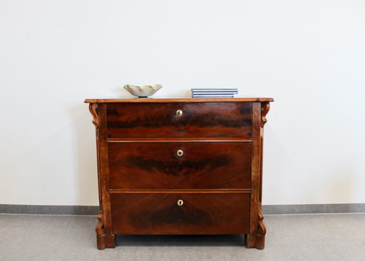 Cómoda, armario o aparador antiguo de estilo Biedermeier.