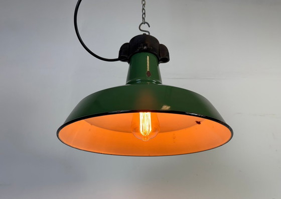 Image 1 of Industriële groene emaille fabriekshanglamp, jaren 60