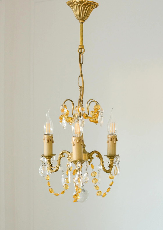 Piccolo Lampadario Francese in Ottone, Cristallo Ambra, 3 Luci, Anni '60 – Crystal, Brass, Parisian Style (photo 2 of 9)