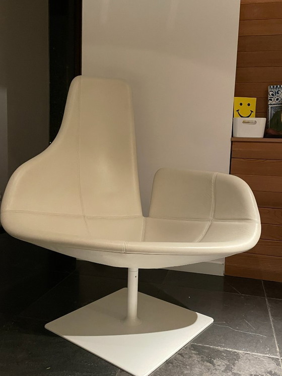 Image 1 of Sillón giratorio Moroso Fjord Relax piel blanca, pata blanca