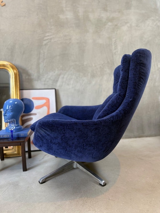 Image 1 of Vintage swivel egg chair