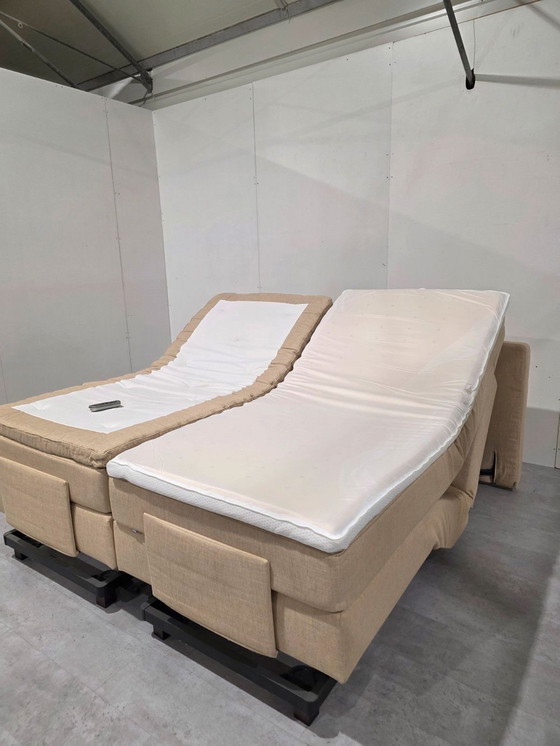 Image 1 of Auping Kiruna, Luxe Boxspring, volledig Electrisch , wireless bedieningen, 2-motorig, incl nette Auping matrassen +toppers
